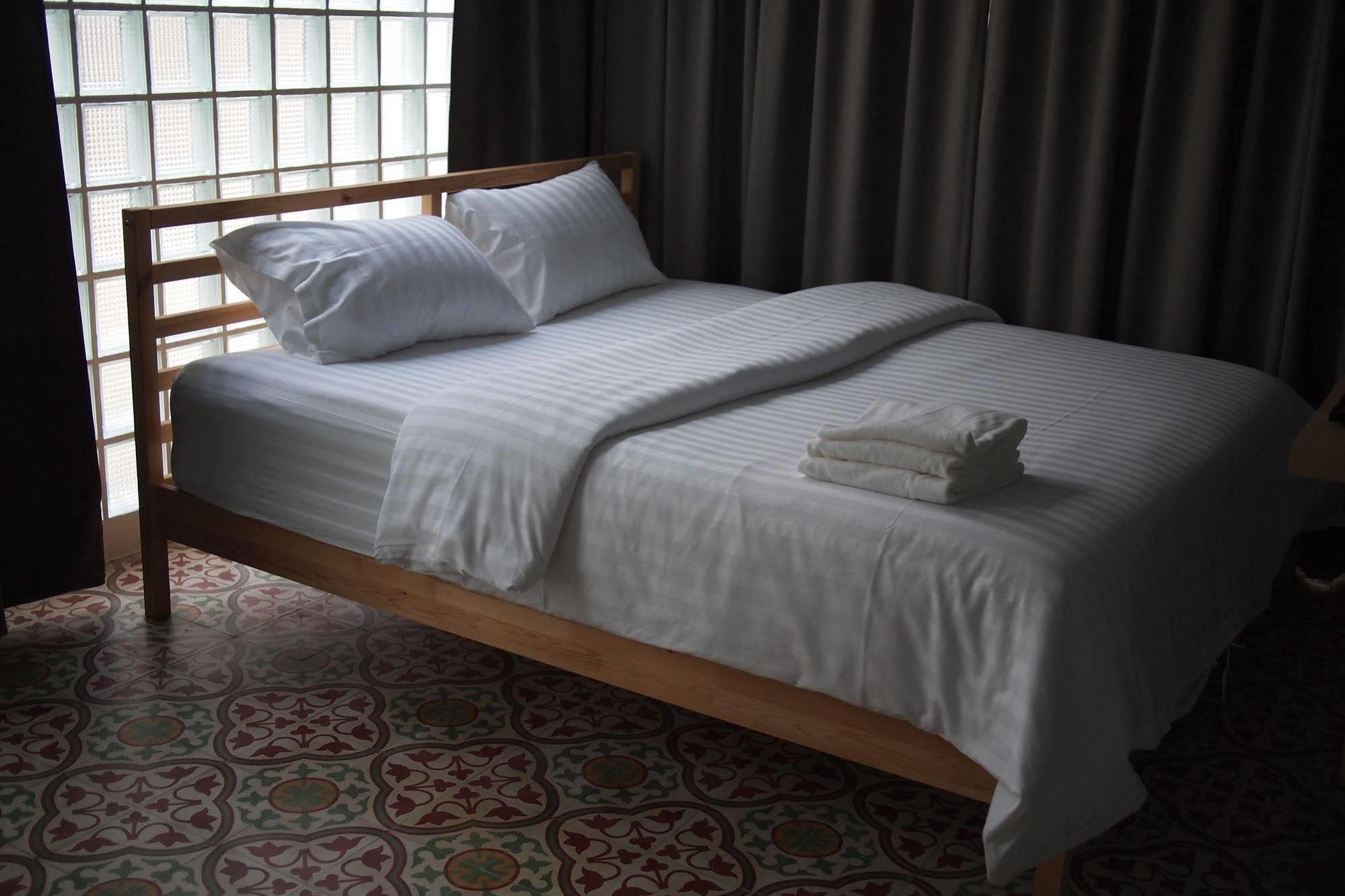 C40Winks Hostel Bangkok Bagian luar foto
