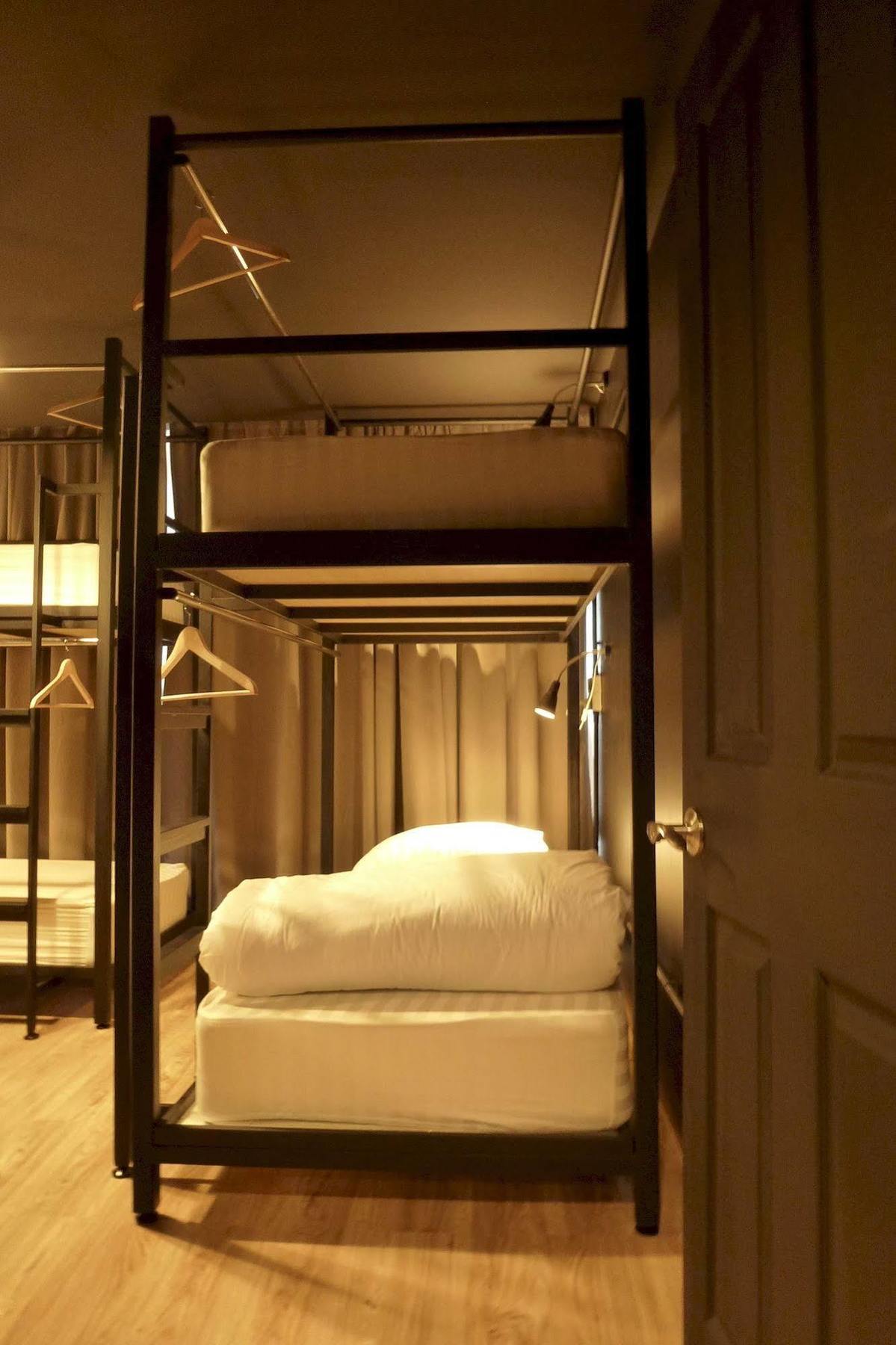C40Winks Hostel Bangkok Bagian luar foto